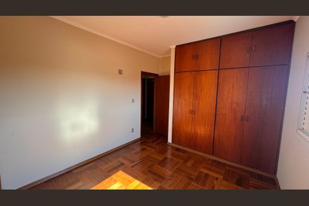 Casa à venda com 320m², 5 quartos e 3 vagas Casa à venda com 320m², 5 quartos e 3 vagasQuarto 2