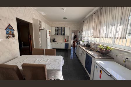 Casa à venda com 320m², 5 quartos e 3 vagas Casa à venda com 320m², 5 quartos e 3 vagasCozinha