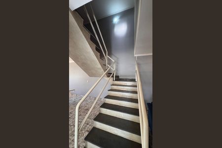 Casa à venda com 320m², 5 quartos e 3 vagas Casa à venda com 320m², 5 quartos e 3 vagasEscada