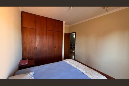 Casa à venda com 320m², 5 quartos e 3 vagas Casa à venda com 320m², 5 quartos e 3 vagasQuarto 3