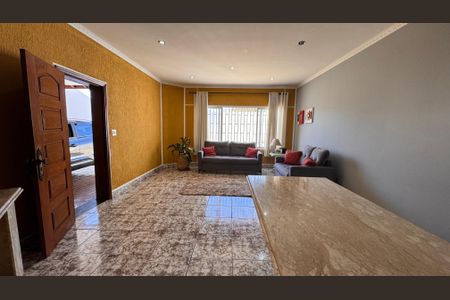 Casa à venda com 320m², 5 quartos e 3 vagas Casa à venda com 320m², 5 quartos e 3 vagasSala