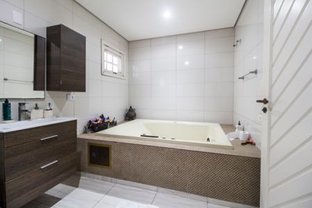 Apartamento à venda com 390m², 4 quartos e 6 vagasBanheiro da Suíte 1