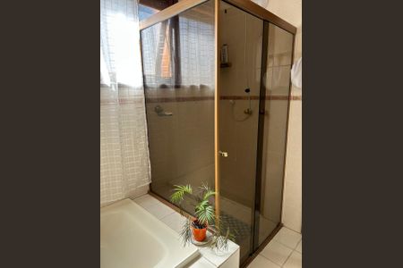 Casa de condomínio para alugar com 560m², 4 quartos e 3 vagas Casa de condomínio para alugar com 560m², 4 quartos e 3 vagasBanheiro 4