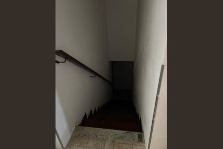 Casa de condomínio para alugar com 560m², 4 quartos e 3 vagas Casa de condomínio para alugar com 560m², 4 quartos e 3 vagasEscada