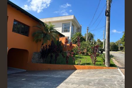 Casa de condomínio para alugar com 560m², 4 quartos e 3 vagas Casa de condomínio para alugar com 560m², 4 quartos e 3 vagasFachada