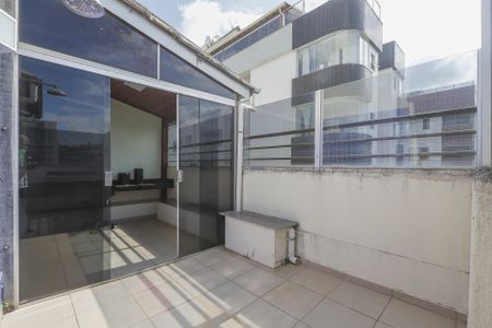 Apartamento à venda com 120m², 2 quartos e 1 vaga Apartamento à venda com 120m², 2 quartos e 1 vagaVaranda e Area de Serviço