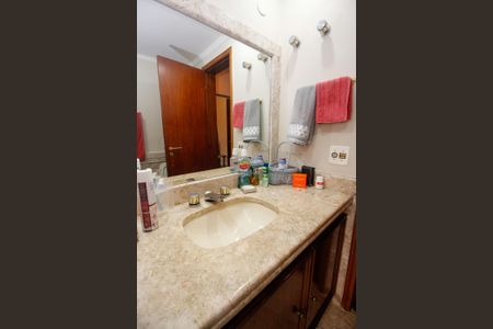 Apartamento à venda com 213m², 4 quartos e 3 vagasBanheiro da Suíte 2