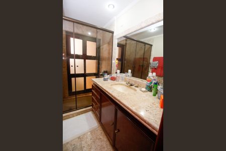 Apartamento à venda com 213m², 4 quartos e 3 vagasBanheiro da Suíte 2