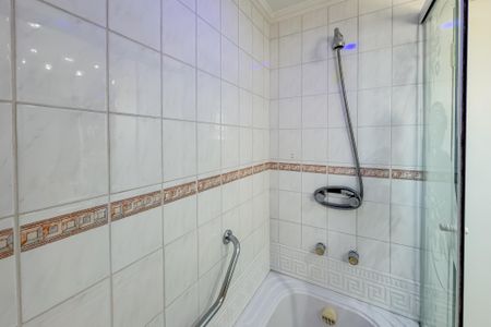 Apartamento à venda com 81m², 2 quartos e 1 vaga Apartamento à venda com 81m², 2 quartos e 1 vagaBanheiro da Suíte