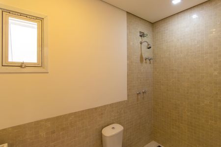 Casa de condomínio para alugar com 585m², 5 quartos e 6 vagas Casa de condomínio para alugar com 585m², 5 quartos e 6 vagasBanheiro da Suíte 2