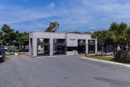 Casa de condomínio para alugar com 585m², 5 quartos e 6 vagas Casa de condomínio para alugar com 585m², 5 quartos e 6 vagasFachada