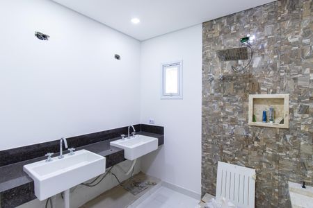 Casa de condomínio para alugar com 585m², 5 quartos e 6 vagas Casa de condomínio para alugar com 585m², 5 quartos e 6 vagasBanheiro da Suíte 1