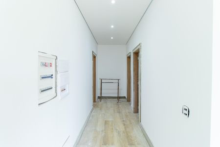 Casa de condomínio para alugar com 585m², 5 quartos e 6 vagas Casa de condomínio para alugar com 585m², 5 quartos e 6 vagasCorredor