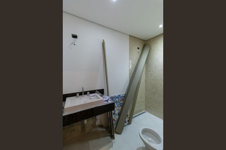 Casa de condomínio para alugar com 585m², 5 quartos e 6 vagas Casa de condomínio para alugar com 585m², 5 quartos e 6 vagasBanheiro da Suíte 4