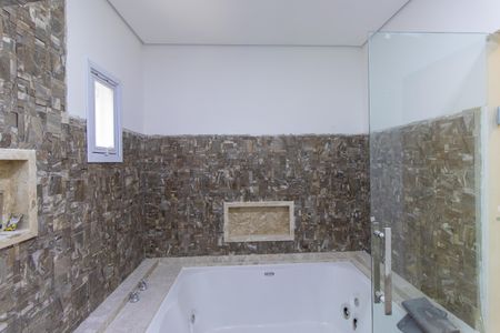 Casa de condomínio para alugar com 585m², 5 quartos e 6 vagas Casa de condomínio para alugar com 585m², 5 quartos e 6 vagasBanheiro da Suíte 1