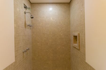 Casa de condomínio para alugar com 585m², 5 quartos e 6 vagas Casa de condomínio para alugar com 585m², 5 quartos e 6 vagasBanheiro da Suíte 2