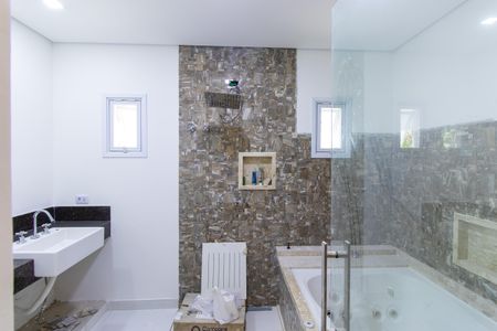 Casa de condomínio para alugar com 585m², 5 quartos e 6 vagas Casa de condomínio para alugar com 585m², 5 quartos e 6 vagasBanheiro da Suíte 1