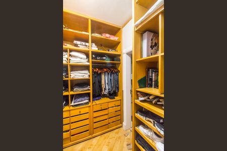 Casa à venda com 790m², 4 quartos e 6 vagasCloset da suíte 2