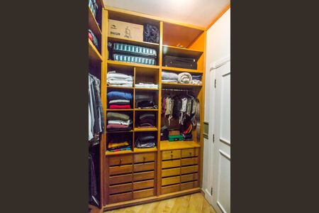 Casa à venda com 790m², 4 quartos e 6 vagasCloset da suíte 3