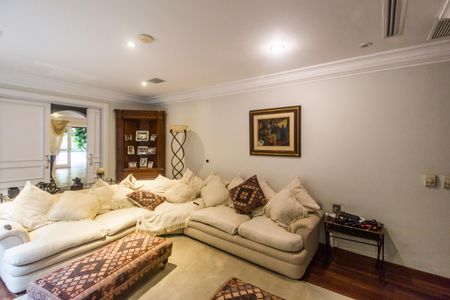 Casa à venda com 790m², 4 quartos e 6 vagasSala de TV