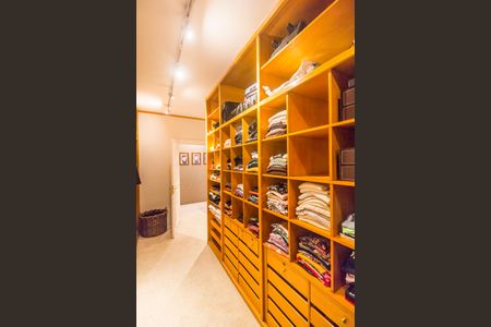 Casa à venda com 790m², 4 quartos e 6 vagasCloset da suíte 1