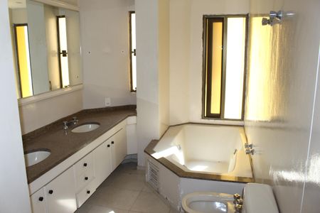 Apartamento à venda com 270m², 2 quartos e 3 vagasBanheiro da Suíte 2