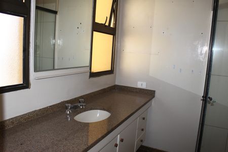 Apartamento à venda com 270m², 2 quartos e 3 vagasBanheiro da Suíte 1