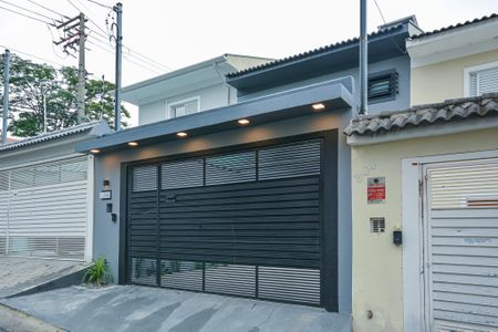 Casa à venda com 102m², 3 quartos e 2 vagasFachada