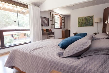 Casa de condomínio à venda com 384m², 4 quartos e 4 vagasSuíte