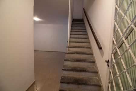 Casa à venda com 120m², 3 quartos e 2 vagas Casa à venda com 120m², 3 quartos e 2 vagasEscada