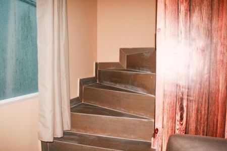 Casa de condomínio para alugar com 80m², 2 quartos e 1 vaga Casa de condomínio para alugar com 80m², 2 quartos e 1 vagaEscada