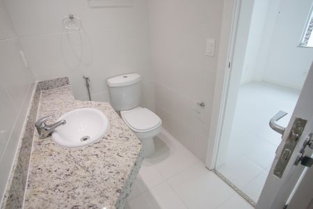 Casa de condomínio à venda com 177m², 5 quartos e 2 vagas Casa de condomínio à venda com 177m², 5 quartos e 2 vagasBanheiro do Quarto 2