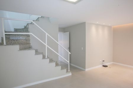 Casa de condomínio à venda com 177m², 5 quartos e 2 vagas Casa de condomínio à venda com 177m², 5 quartos e 2 vagasSala