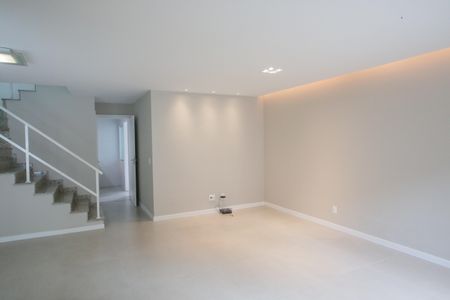 Casa de condomínio à venda com 177m², 5 quartos e 2 vagas Casa de condomínio à venda com 177m², 5 quartos e 2 vagasSala