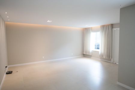 Casa de condomínio à venda com 177m², 5 quartos e 2 vagas Casa de condomínio à venda com 177m², 5 quartos e 2 vagasSala