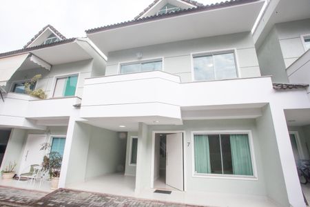 Casa de condomínio à venda com 177m², 5 quartos e 2 vagas Casa de condomínio à venda com 177m², 5 quartos e 2 vagasFachada interna