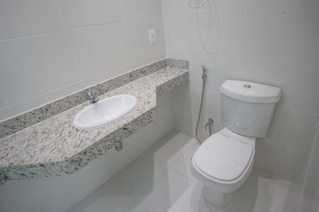 Casa de condomínio à venda com 177m², 5 quartos e 2 vagas Casa de condomínio à venda com 177m², 5 quartos e 2 vagasBanheiro do Quarto 2