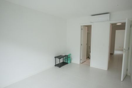 Casa de condomínio à venda com 177m², 5 quartos e 2 vagas Casa de condomínio à venda com 177m², 5 quartos e 2 vagasQuarto