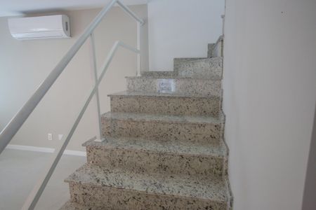 Casa de condomínio à venda com 177m², 5 quartos e 2 vagas Casa de condomínio à venda com 177m², 5 quartos e 2 vagasCorredor