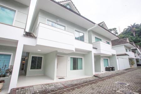 Casa de condomínio à venda com 177m², 5 quartos e 2 vagas Casa de condomínio à venda com 177m², 5 quartos e 2 vagasFachada interna