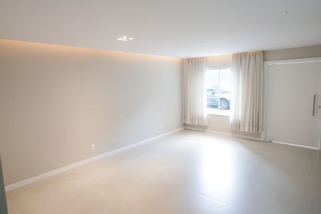 Casa de condomínio à venda com 177m², 5 quartos e 2 vagas Casa de condomínio à venda com 177m², 5 quartos e 2 vagasSala