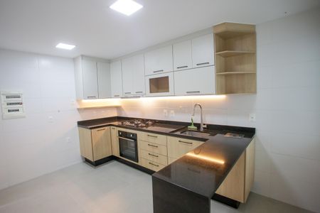 Casa de condomínio à venda com 177m², 5 quartos e 2 vagas Casa de condomínio à venda com 177m², 5 quartos e 2 vagasCozinha