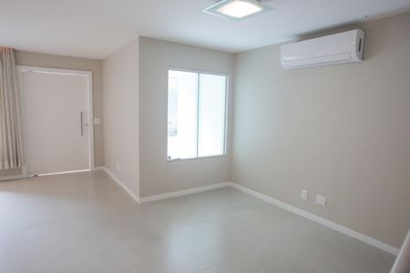 Casa de condomínio à venda com 177m², 5 quartos e 2 vagas Casa de condomínio à venda com 177m², 5 quartos e 2 vagasSala