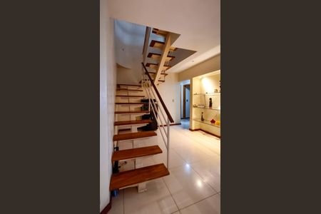 Apartamento à venda com 231m², 4 quartos e 2 vagasEscada