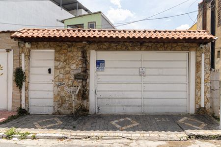 Casa à venda com 172m², 2 quartos e 2 vagas Casa à venda com 172m², 2 quartos e 2 vagasFachada + Placa