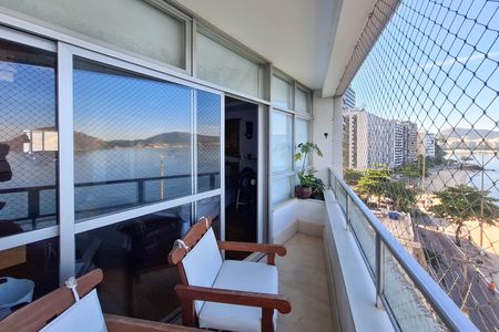 Apartamento à venda com 300m², 4 quartos e 2 vagas Apartamento à venda com 300m², 4 quartos e 2 vagasVista da Suíte