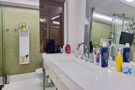 Apartamento à venda com 300m², 4 quartos e 2 vagas Apartamento à venda com 300m², 4 quartos e 2 vagasBanheiro da Suíte