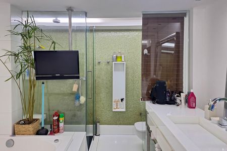Apartamento à venda com 300m², 4 quartos e 2 vagas Apartamento à venda com 300m², 4 quartos e 2 vagasBanheiro da Suíte