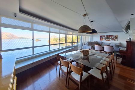Apartamento à venda com 300m², 4 quartos e 2 vagas Apartamento à venda com 300m², 4 quartos e 2 vagasSala de Jantar