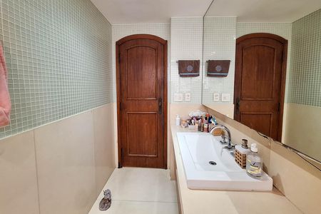 Apartamento à venda com 300m², 4 quartos e 2 vagas Apartamento à venda com 300m², 4 quartos e 2 vagasBanheiro 1
